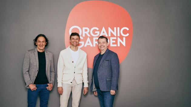 Fußballprofi Thomas Müller beteiligt sich an Organic Garden - Thomas Müller (Mitte) investiert in das Food-Tech-Start-up Organic Garden rund um CEO Martin Wild (links) und Mitgründer Martin Seitle (rechts) - Quelle: Mike Meyer Photography